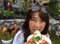 KCCファーマーズマーケットでピザを食べる