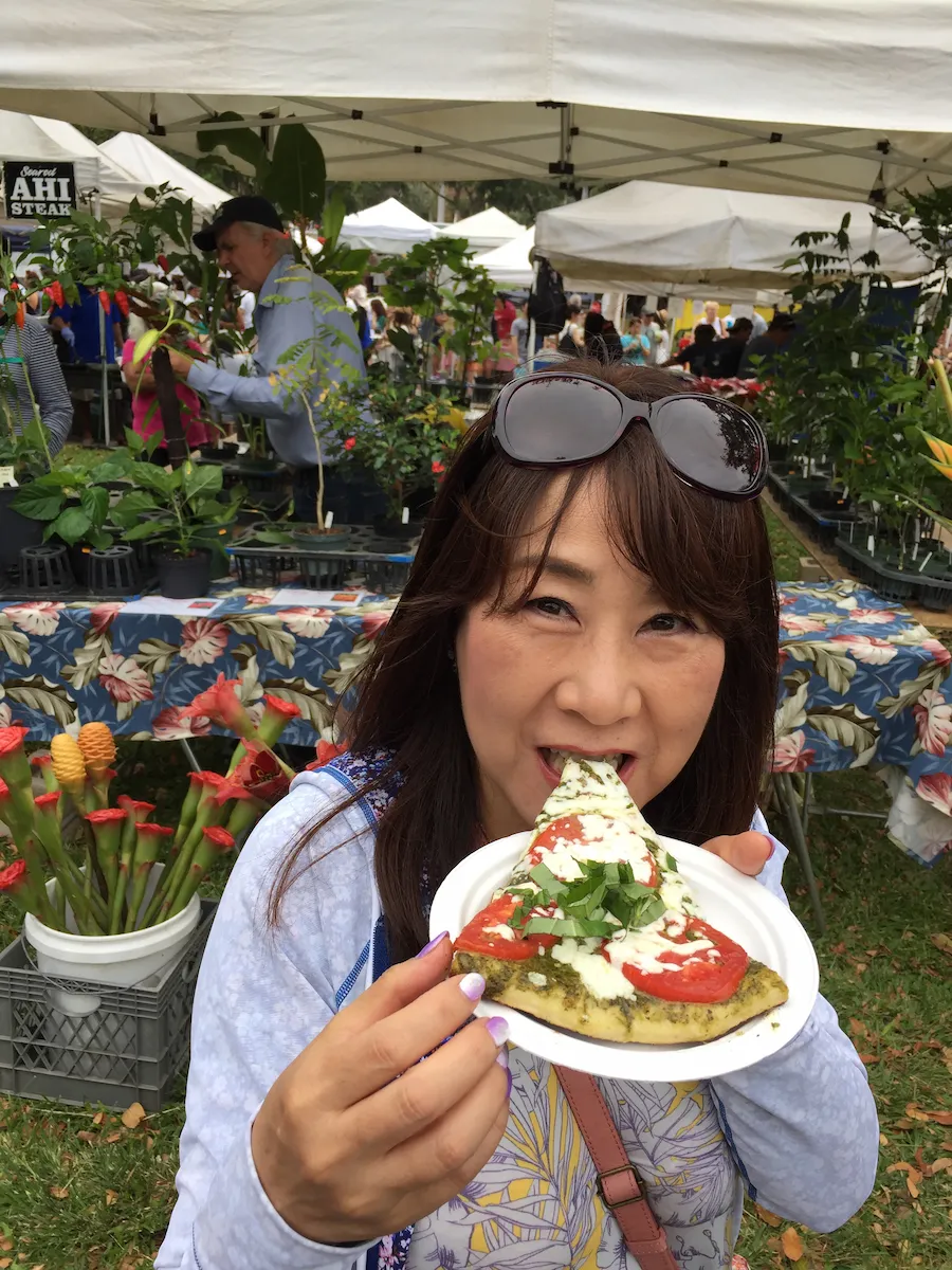 KCCファーマーズマーケットでピザを食べる