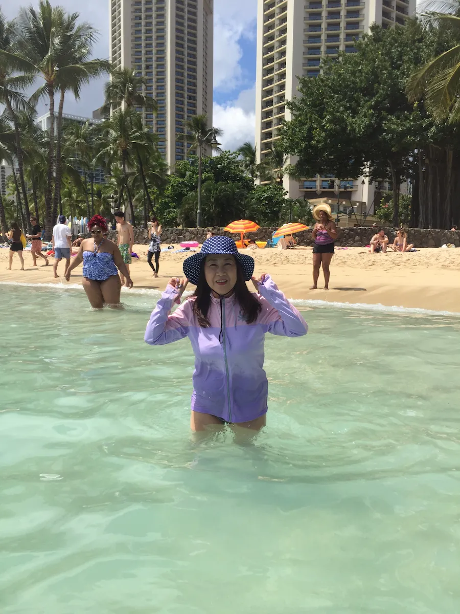 ハワイ・ラッシュガードを着て海へ