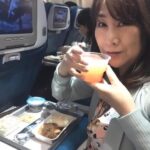 ハワイアン航空で機内食を食べる様子