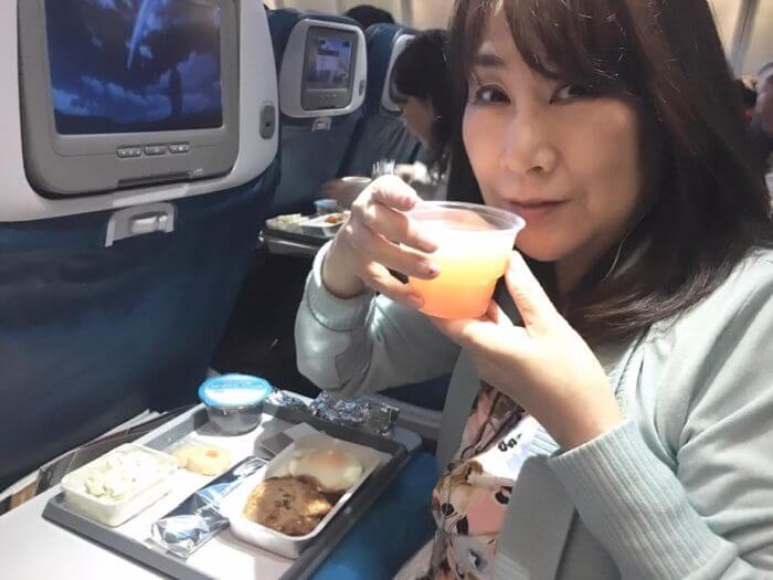ハワイアン航空で機内食を食べる様子