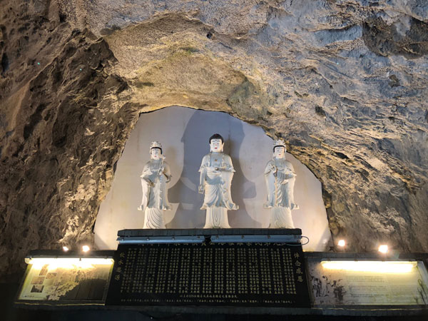 長春祠へ行くトンネルの仏像