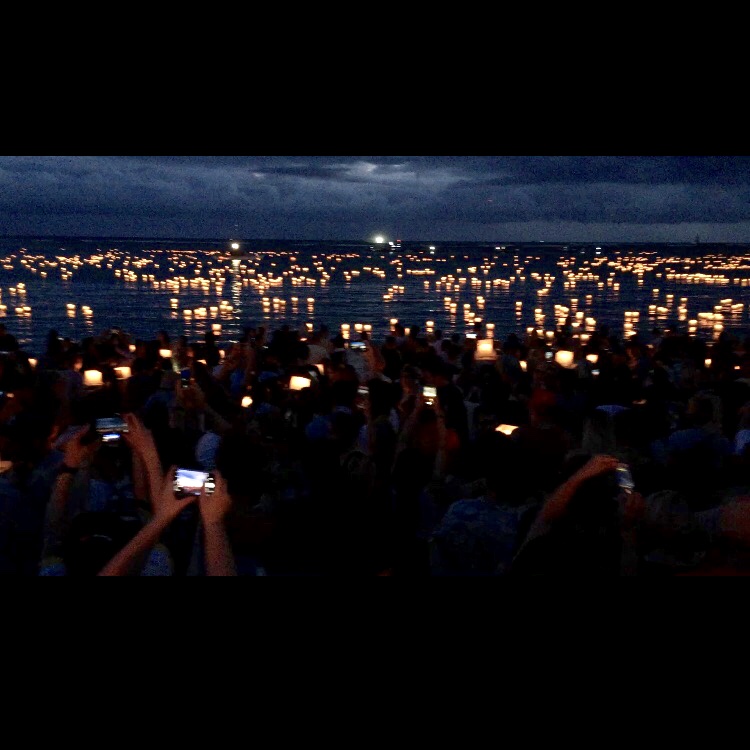 アラモアナビーチパークで戦没者を弔う灯篭流しのイベント