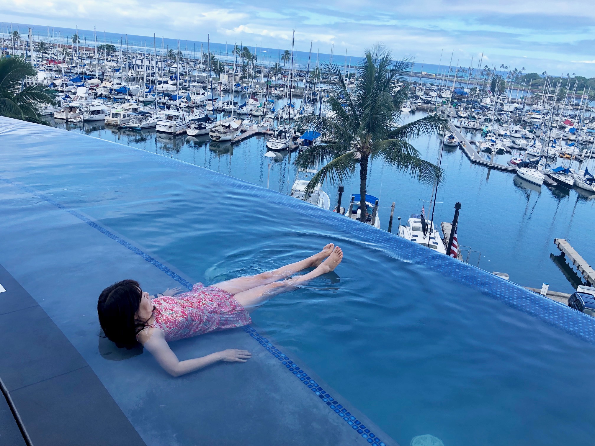 プリンスワイキキ・インフィニティプールでくつろぐ60代ままリン