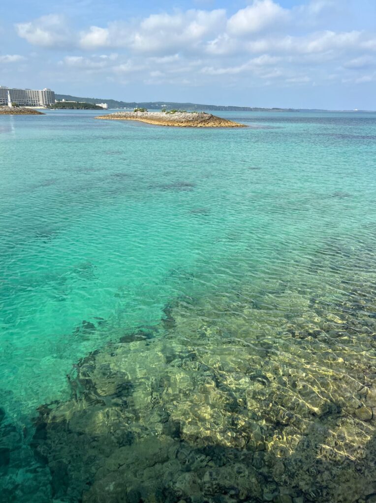 シェラトン沖縄のビーチの散歩中に眺めたエメラルドグリーンの海