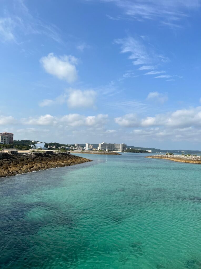 シェラトン沖縄のビーチの散歩中に眺めた海と空