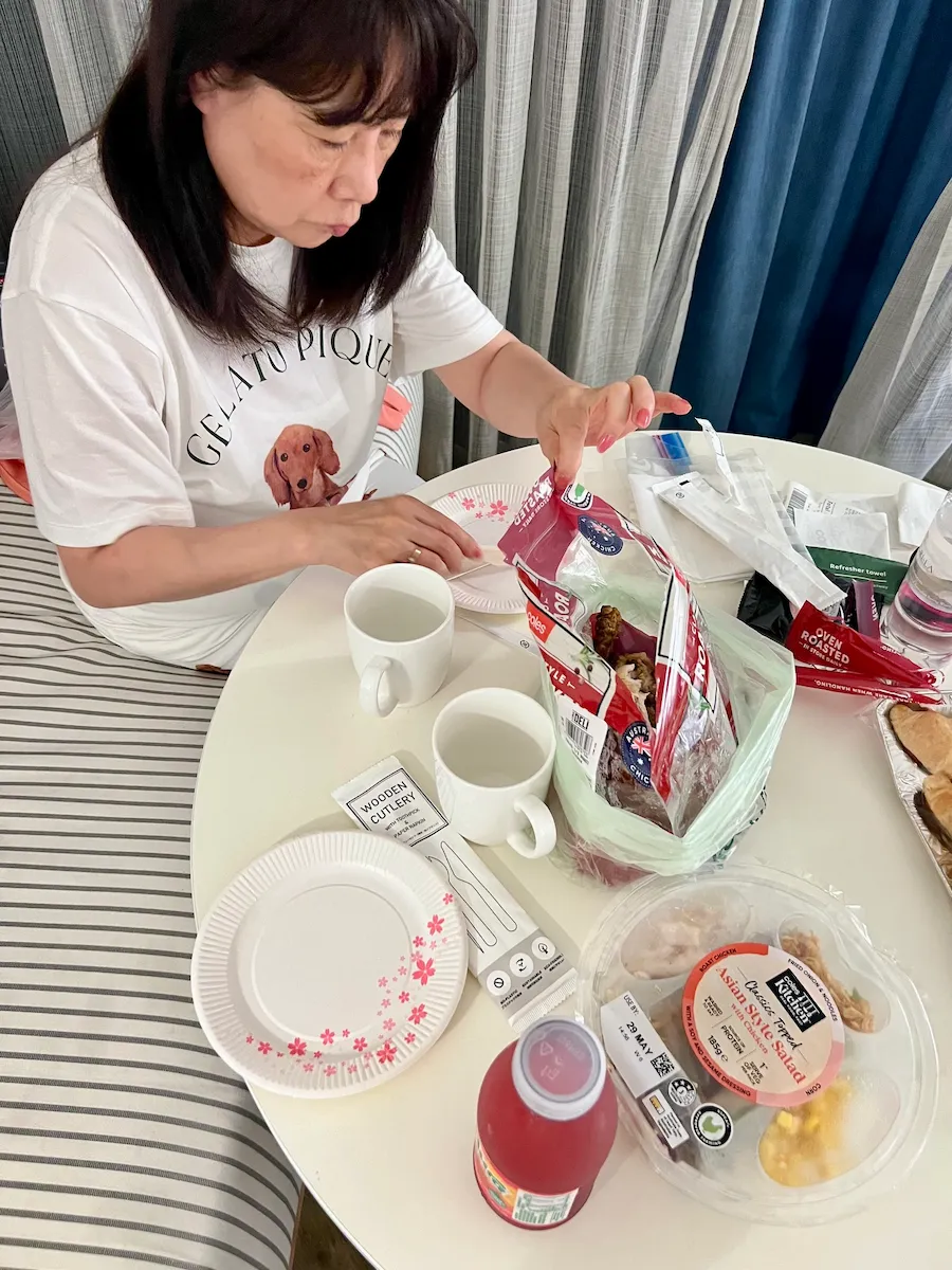 節約派のオーストラリア旅行ホテルで夕食
