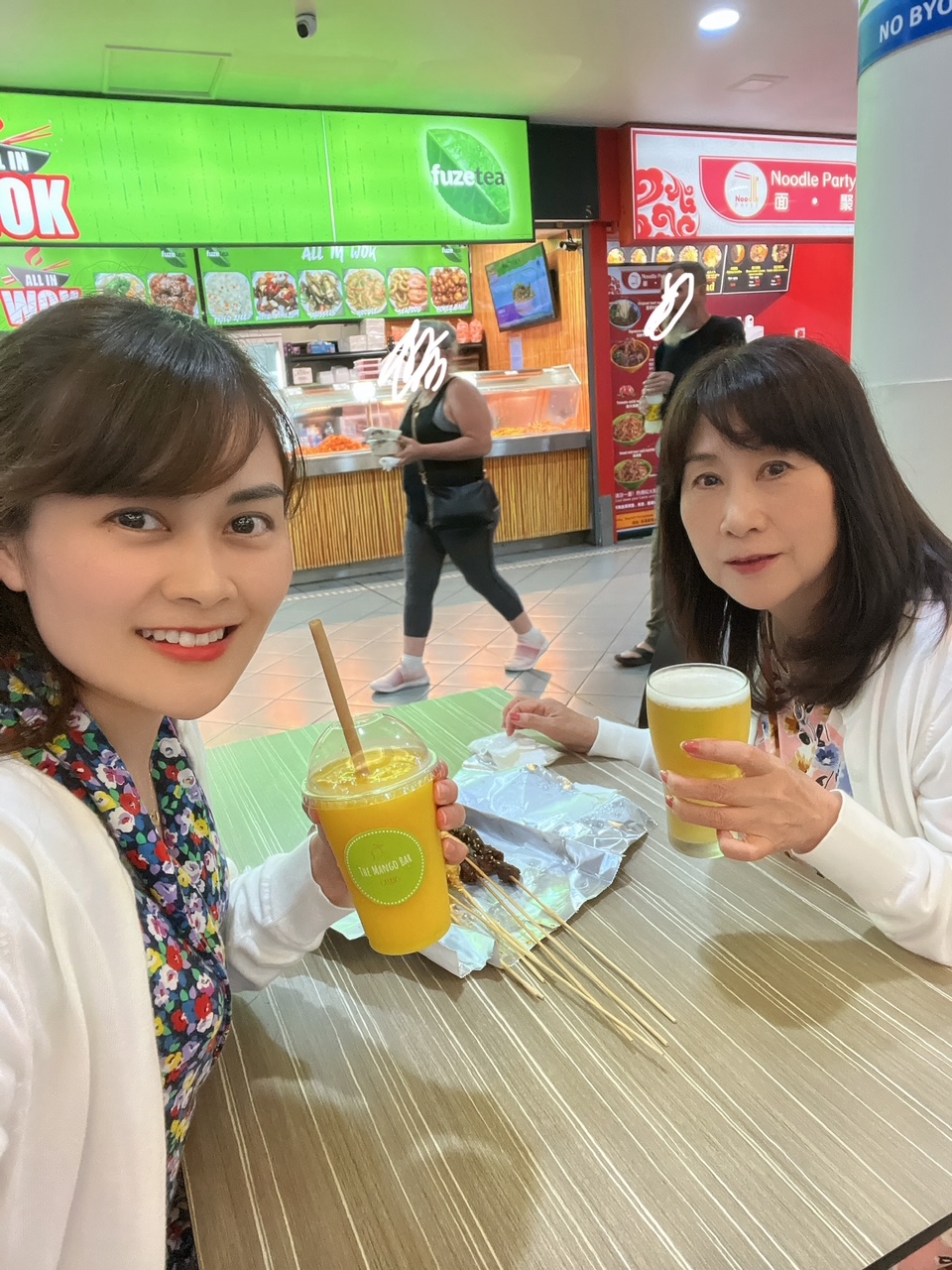 ケアンズナイトマーケットで夕食。スムージーとビールも購入