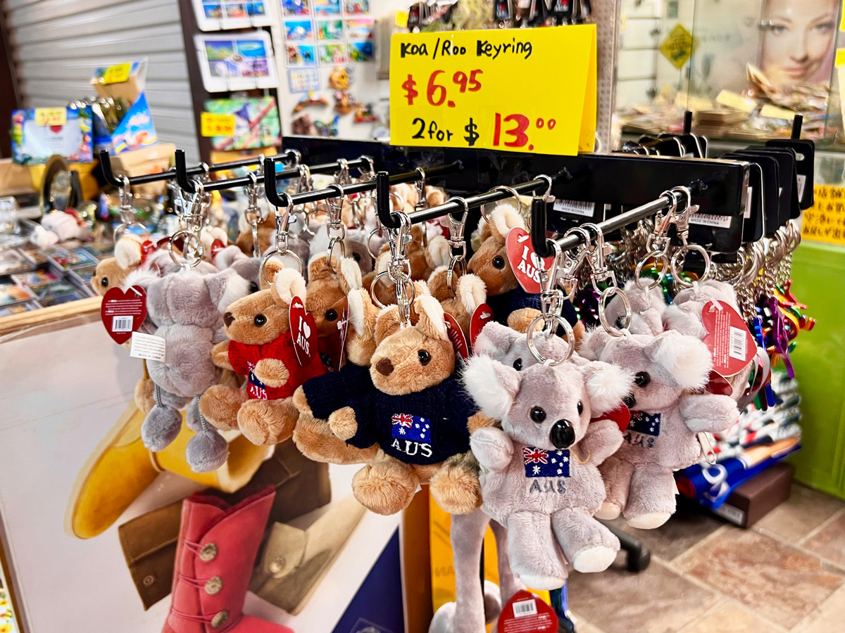 ケアンズナイトマーケット｜お土産キーホルダー・カンガルーとコアラ