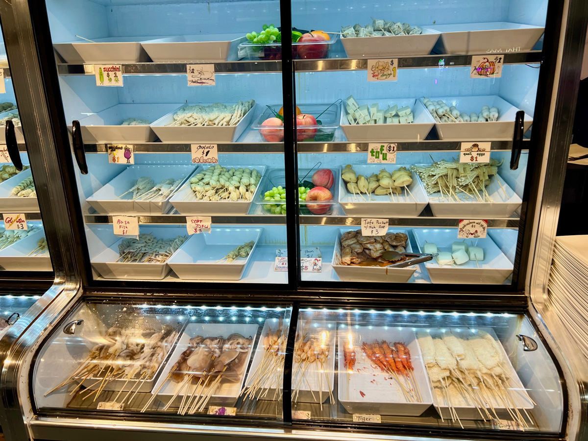 ケアンズナイトマーケット・SKEWERS LOVER揚げたい串を選ぶ