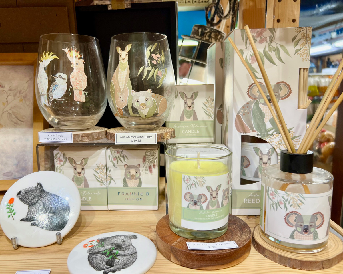ケアンズナイトマーケットのお土産・コアラやカンガルーのコップやキャンドルなどの雑貨