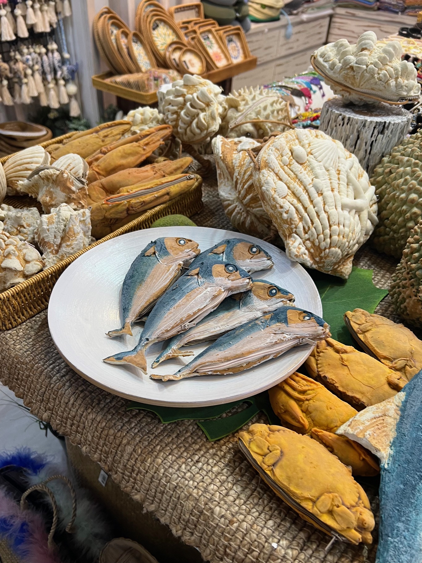 プーケット国際空港にある土産物屋さんに売ってる魚ポーチ