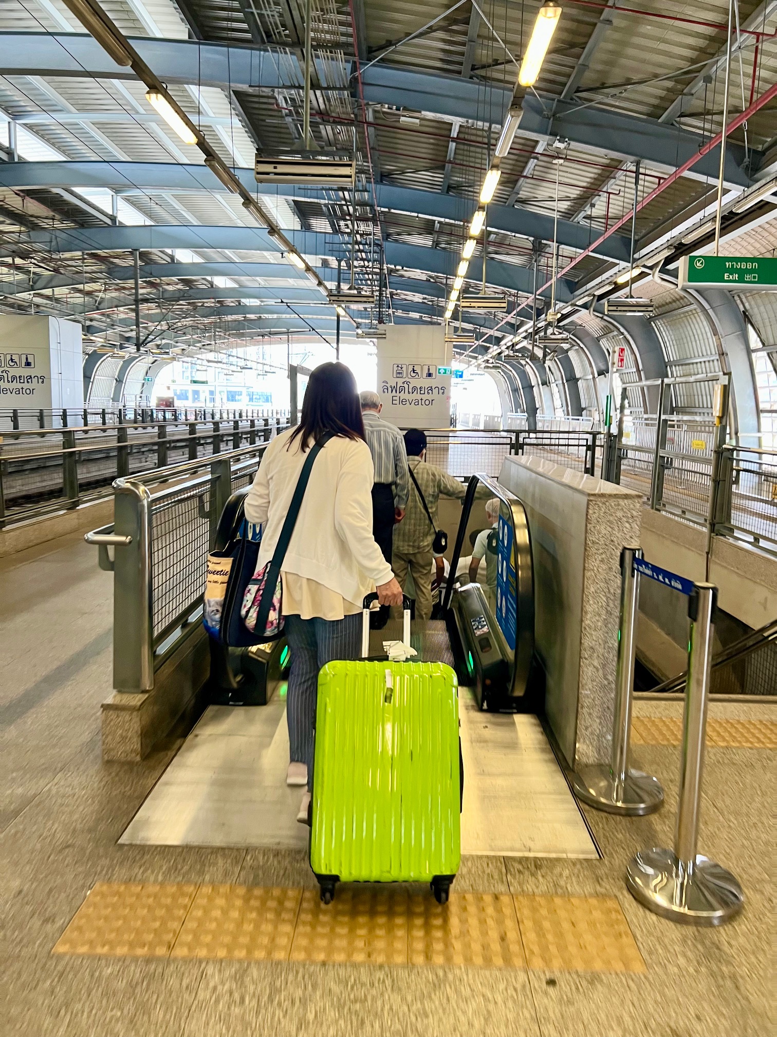 スワンナプーム空港から電車でマッカサンへ