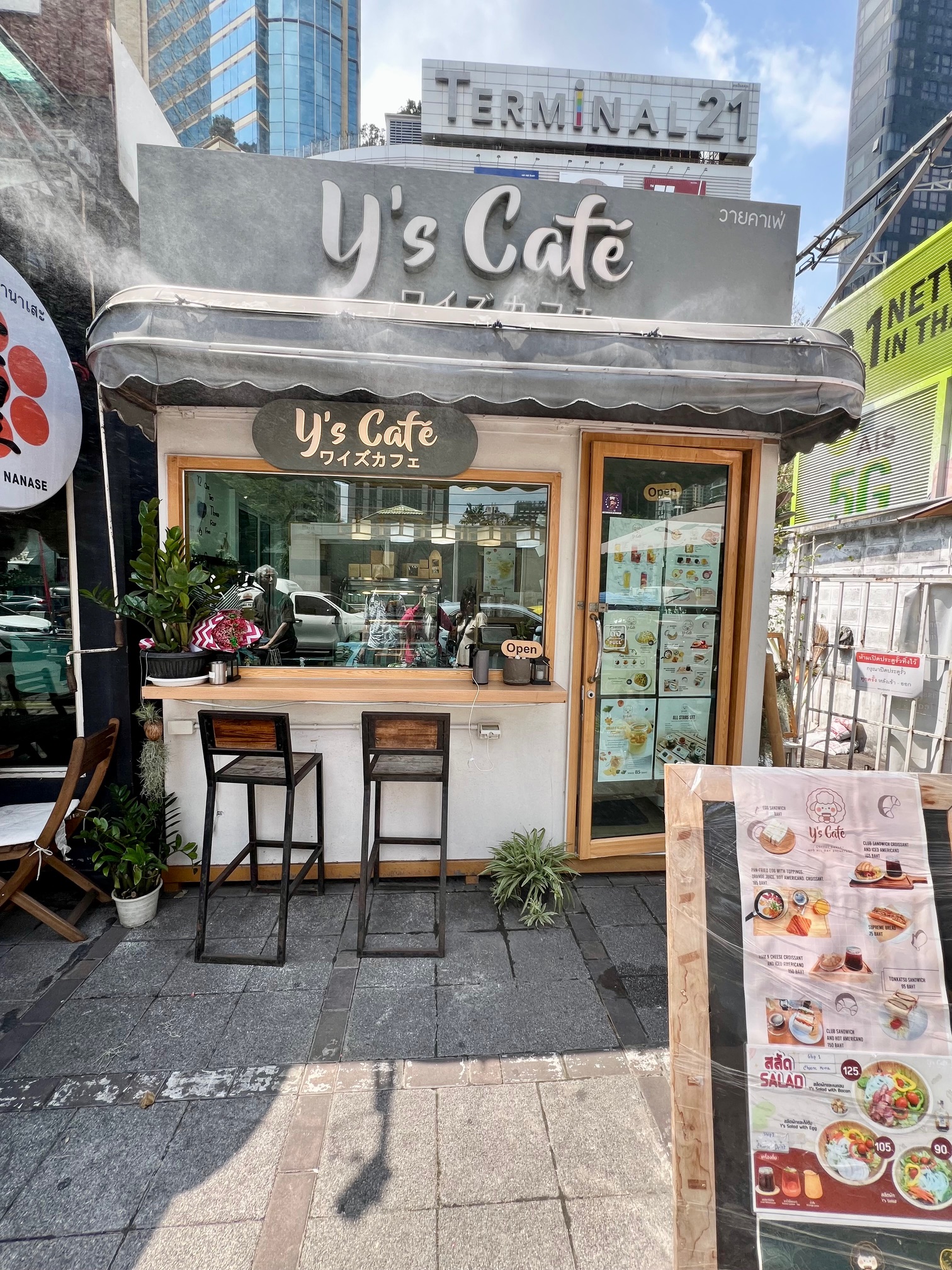Y’s Cafeアソーク駅
