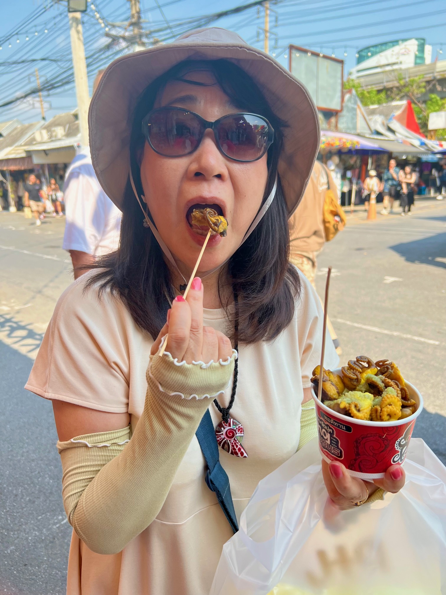 チャトチャック市場の激辛ゆでだこを食べる