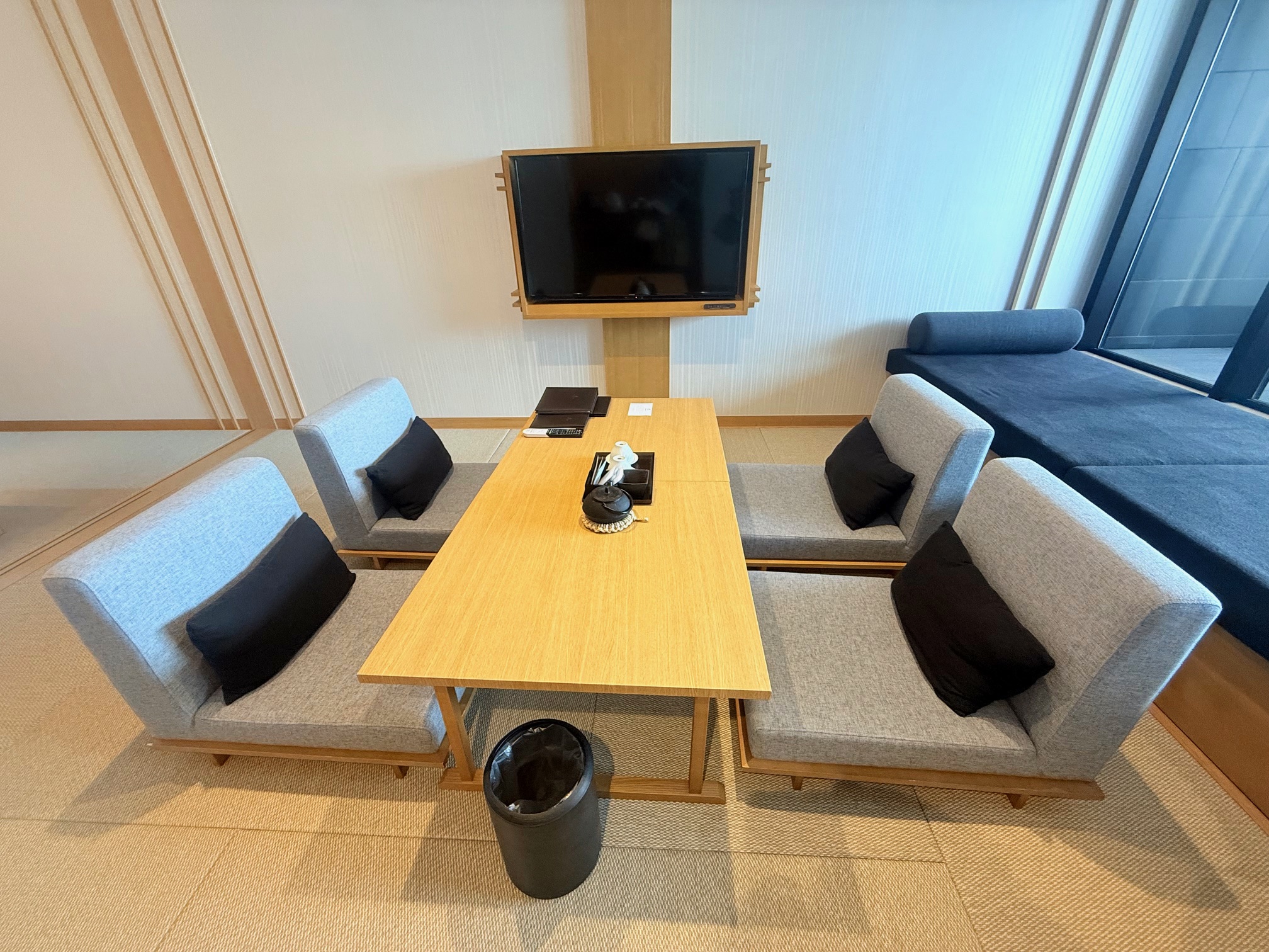熱海パールスターホテル｜客室のテーブルと椅子