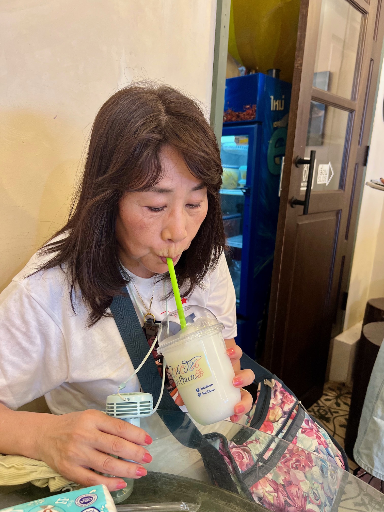 ワット・プラケオ近くのカフェNaiFhunでレモンスムージーを飲む