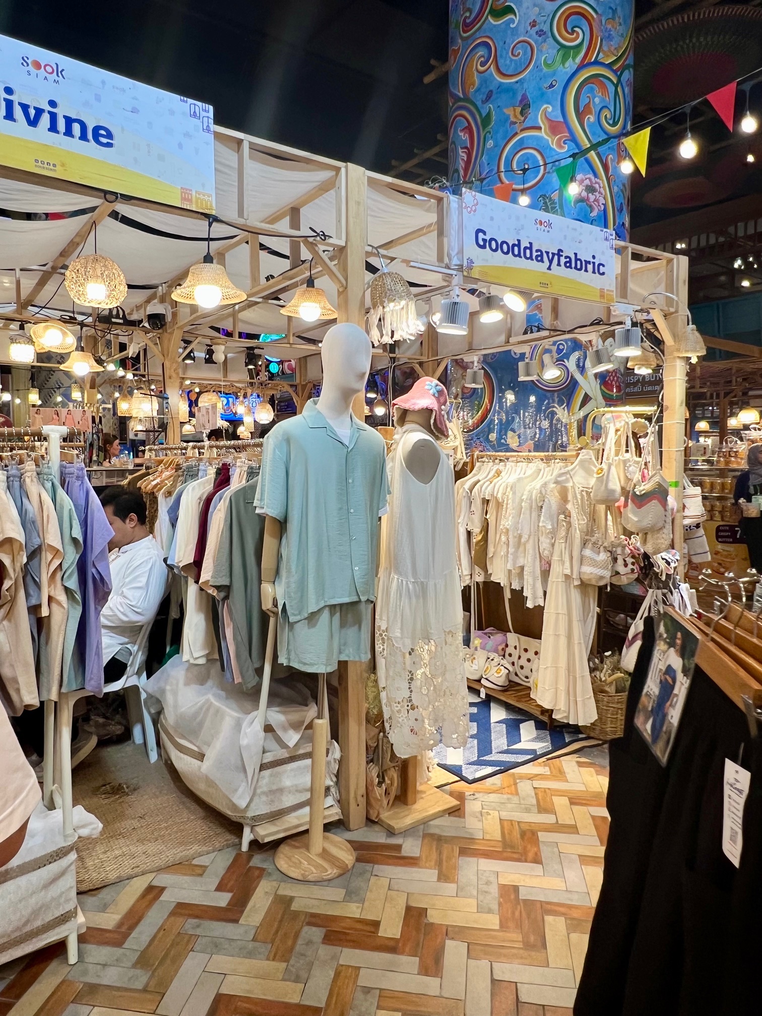 アイコンサイアムで売ってる洋服