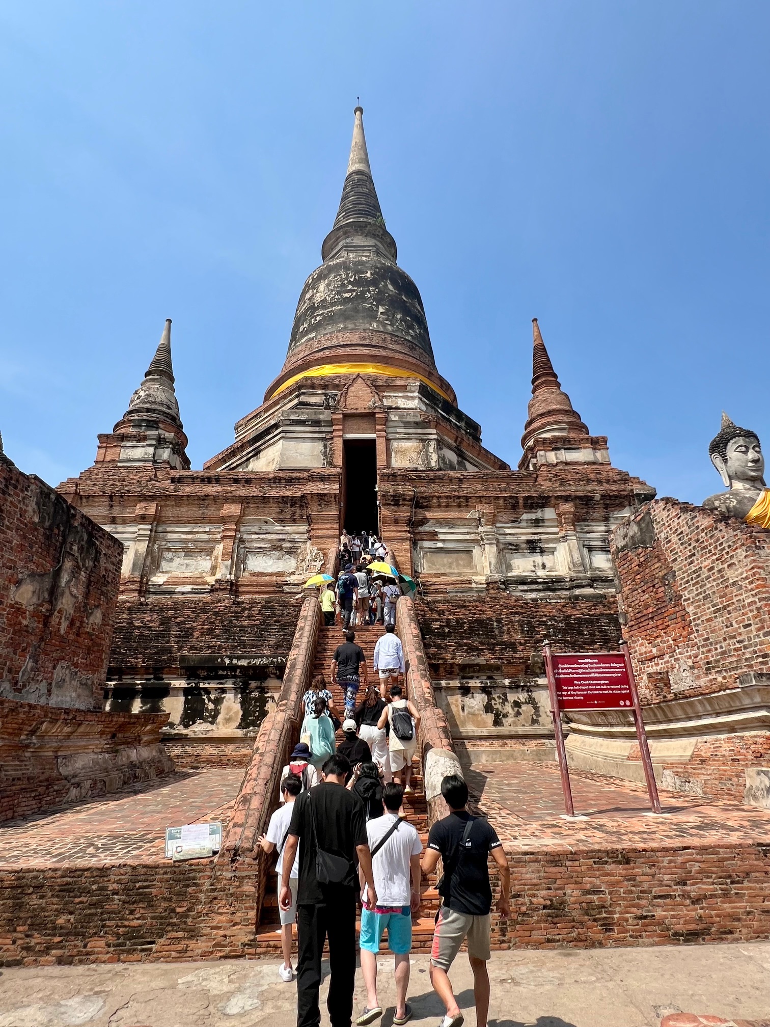 ワット・ヤイ・チャイ・モンコン（Wat Yai Chai Mongkhon）」のメインの仏塔へ上る