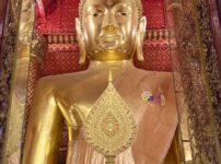 ワット・パナンチューンの黄金の大仏様