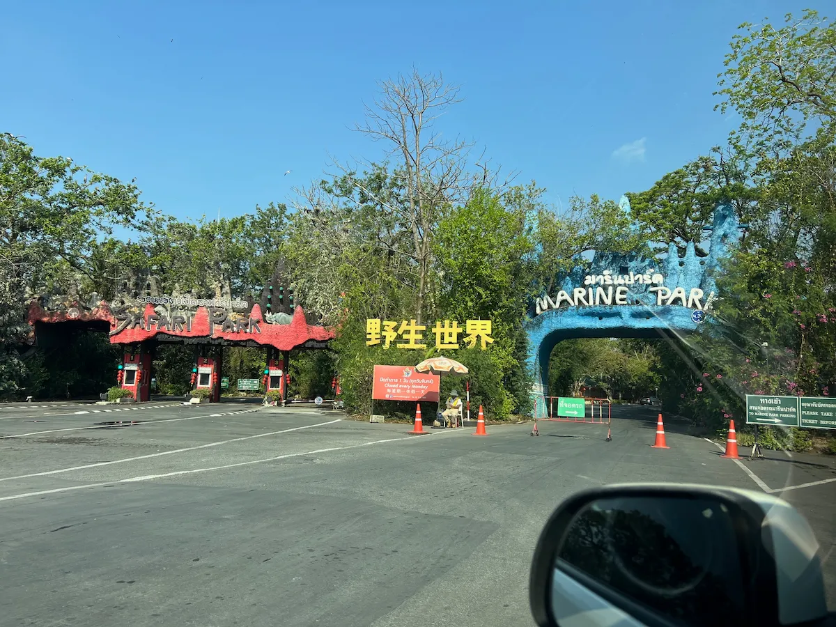 タイ・サファリワールドには貸し切りチャーターの車で行く