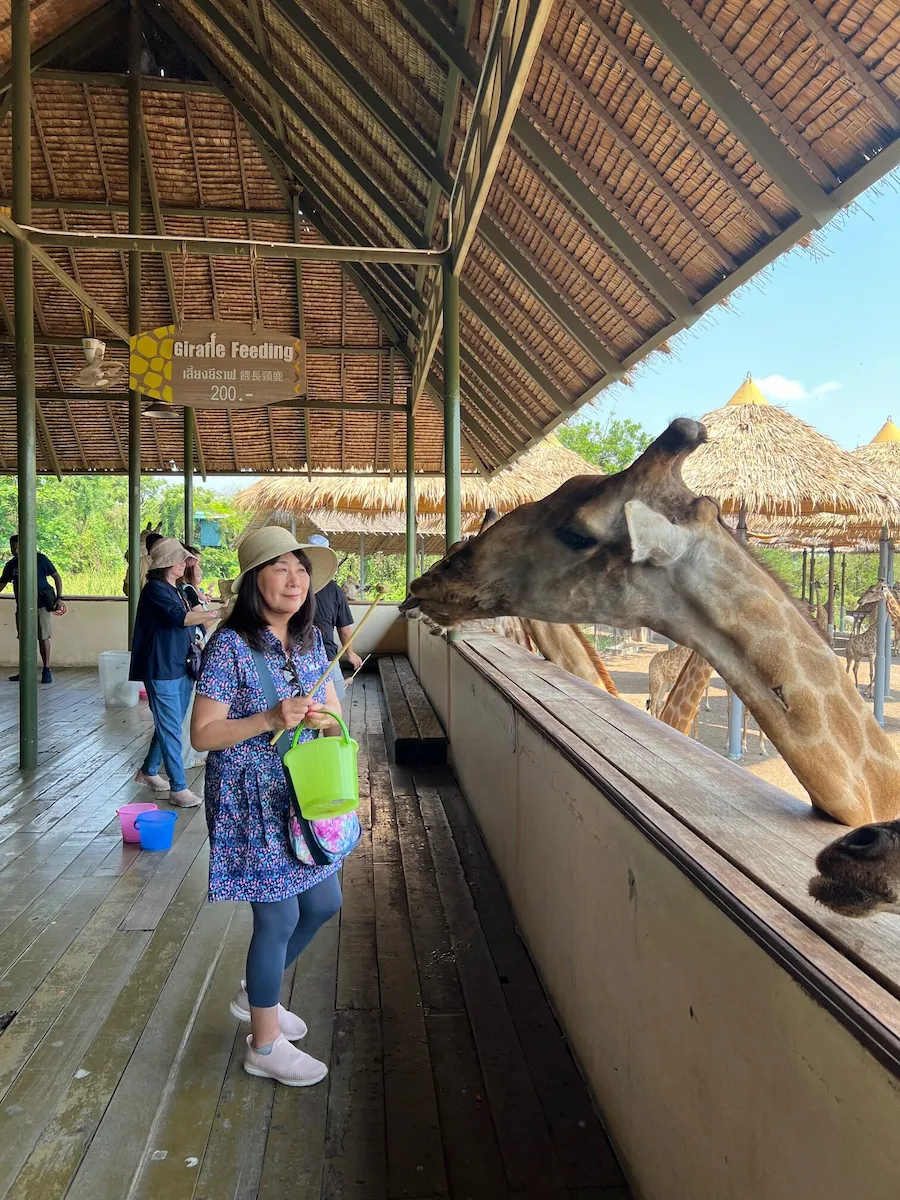 タイSafari Worldでキリンに餌やり