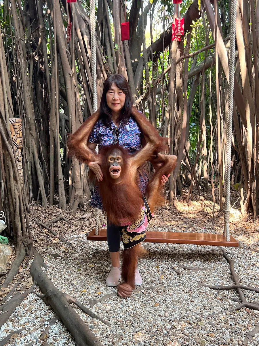 タイSafari World（サファリワールド）オランウータンと写真撮影