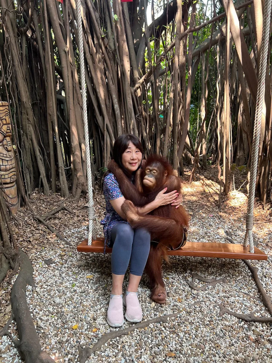 タイSafari World（サファリワールド）オランウータンと写真撮影・ハグポーズ
