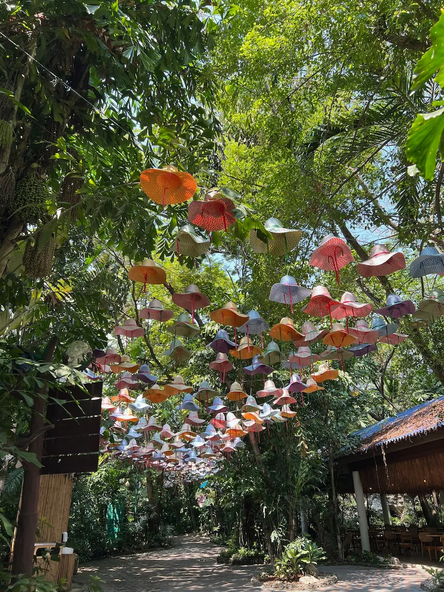 タイSafari World（サファリワールド）の敷地内の帽子の飾り