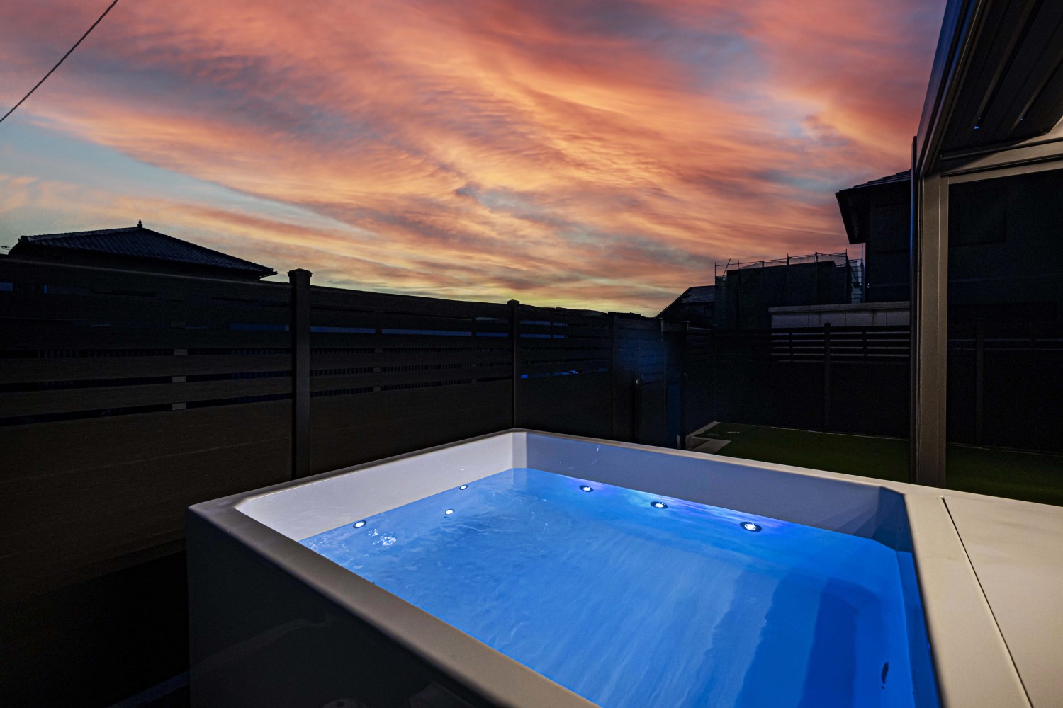 滋賀・琵琶湖｜別荘型プライベートヴィラ「Galaxy Jacuzzi Resort」の星空も眺められるジャグジー