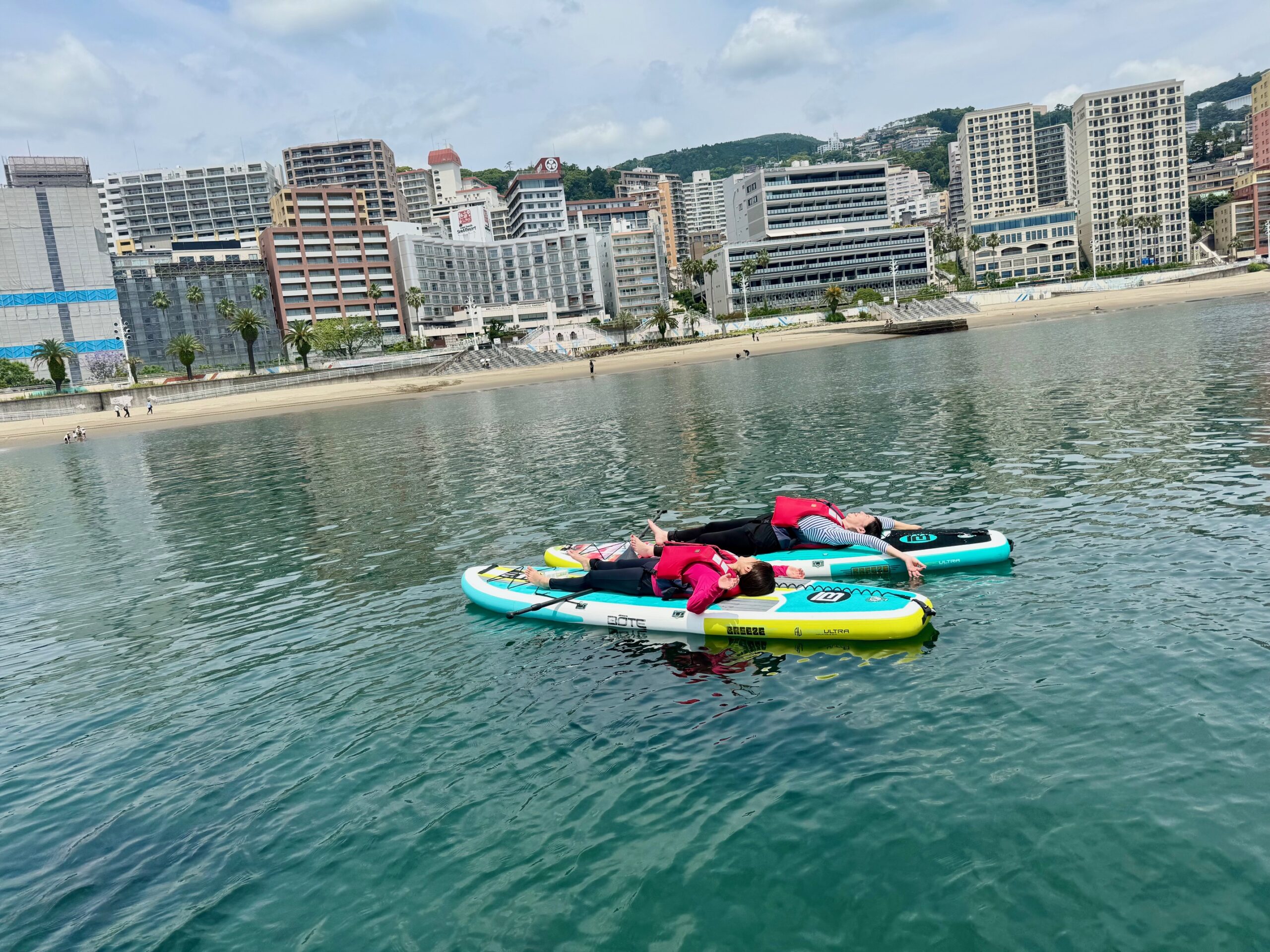 熱海パールスターホテル｜SUP体験で海の上で寝ころび