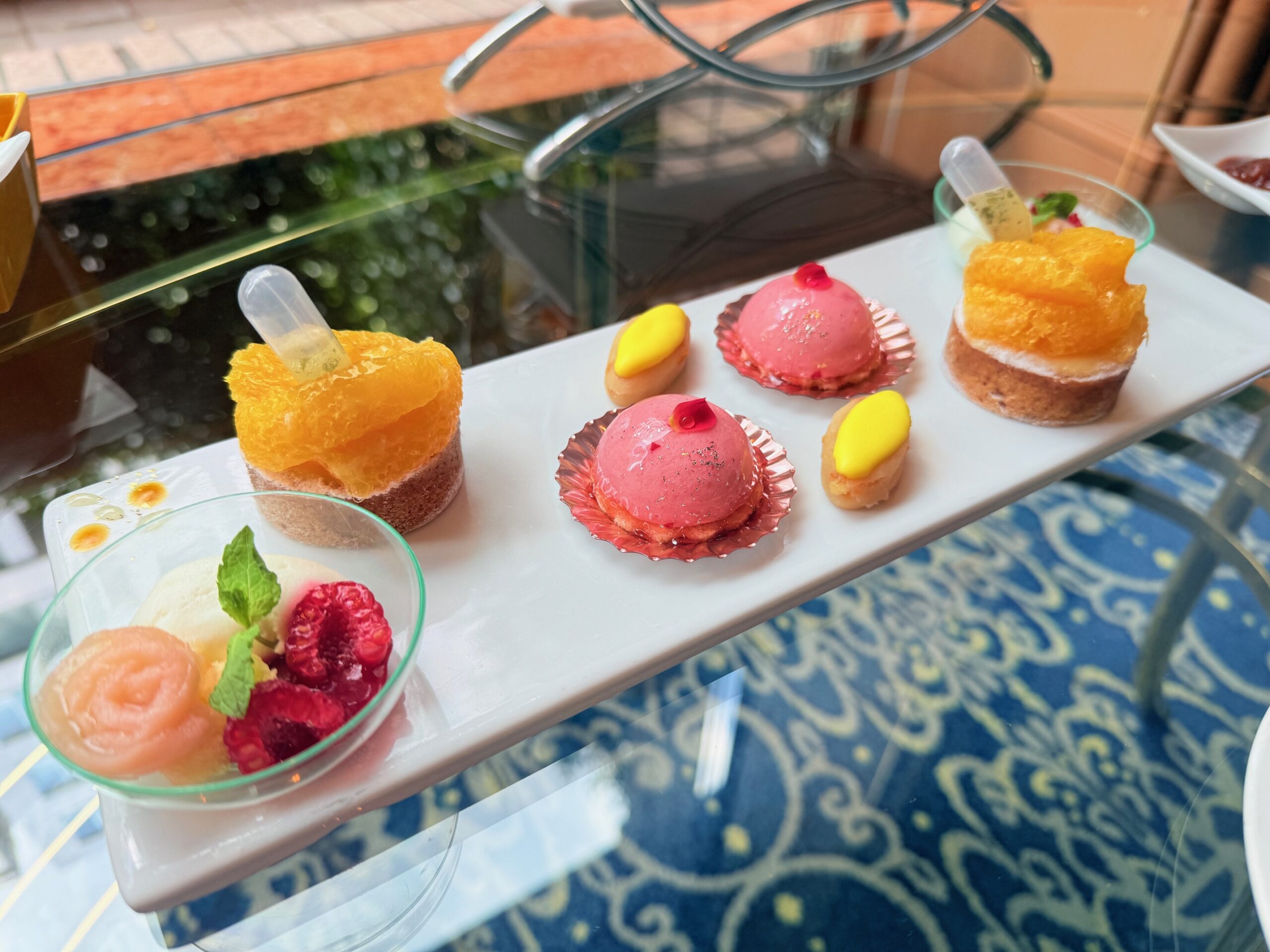 ロイヤルパークホテル×ロクシタンコラボアフタヌーンティーのスイーツ