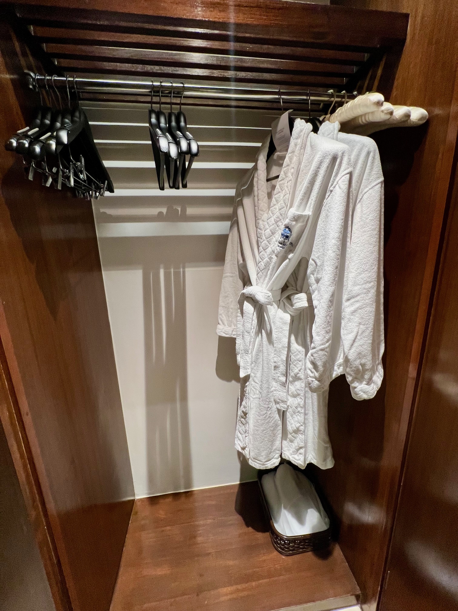 60代タイ旅行のホテル｜アテネホテルバンコクラグジュアリーコレクションのクローゼット