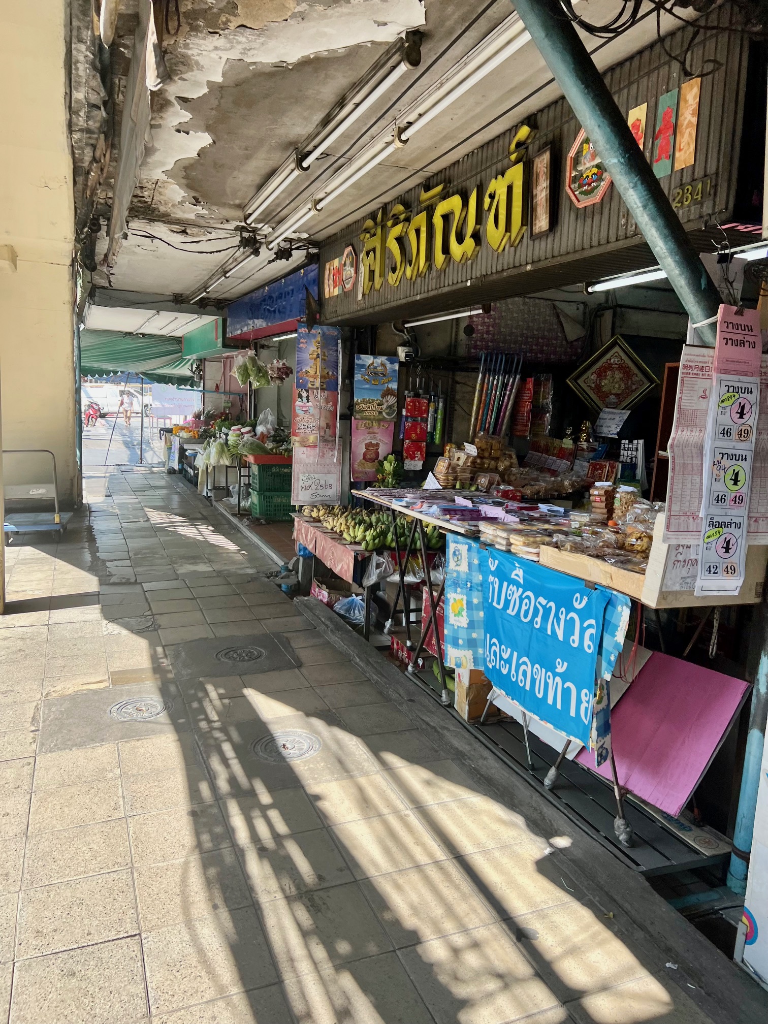 ジムトンプソンアウトレット｜最寄り駅バンチャーク駅からの道にあるお店