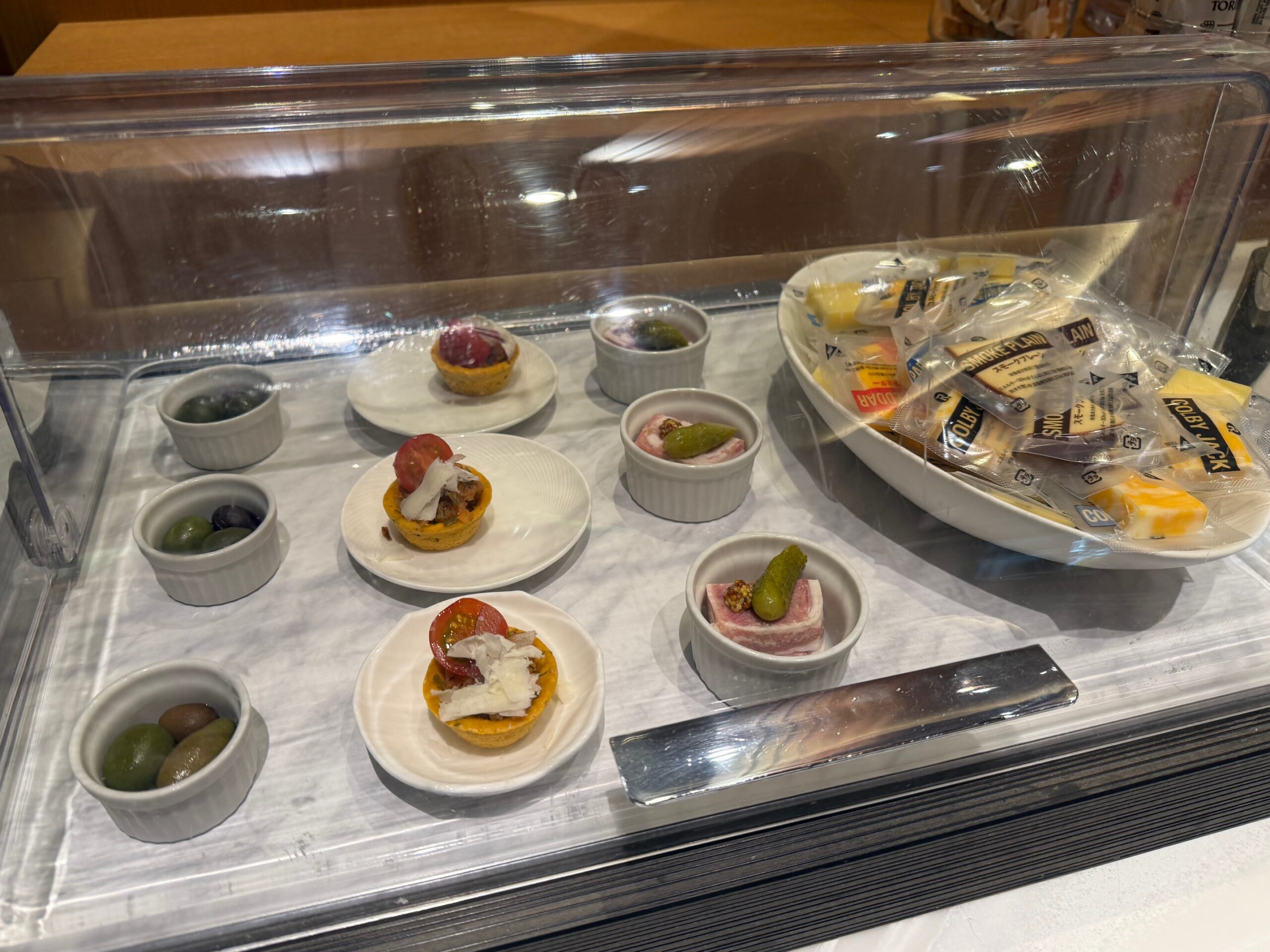 熱海パールスターホテル｜クラブラウンジで軽食やおつまみ