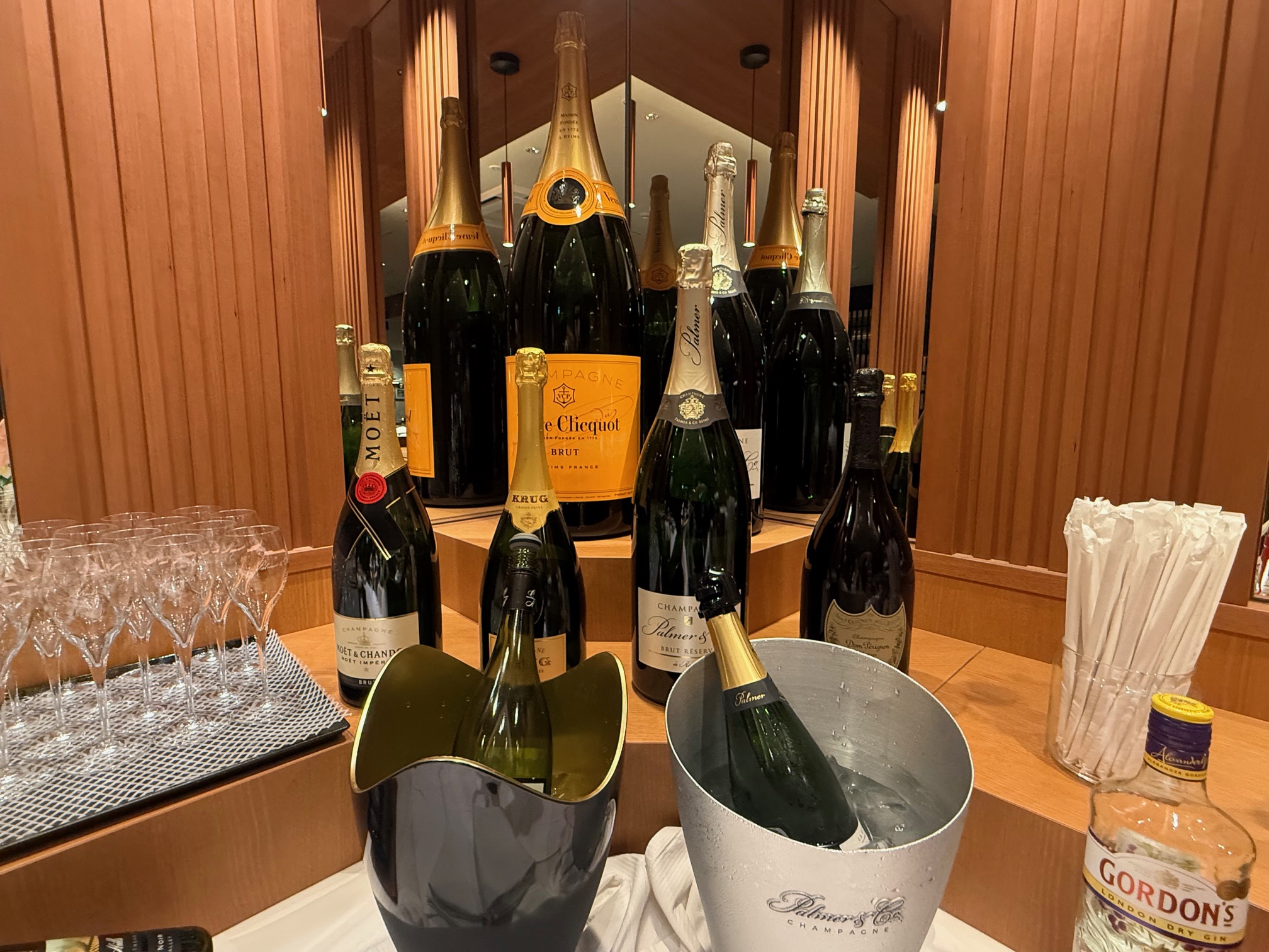 熱海パールスターホテル｜クラブラウンジでシャンパンも飲める