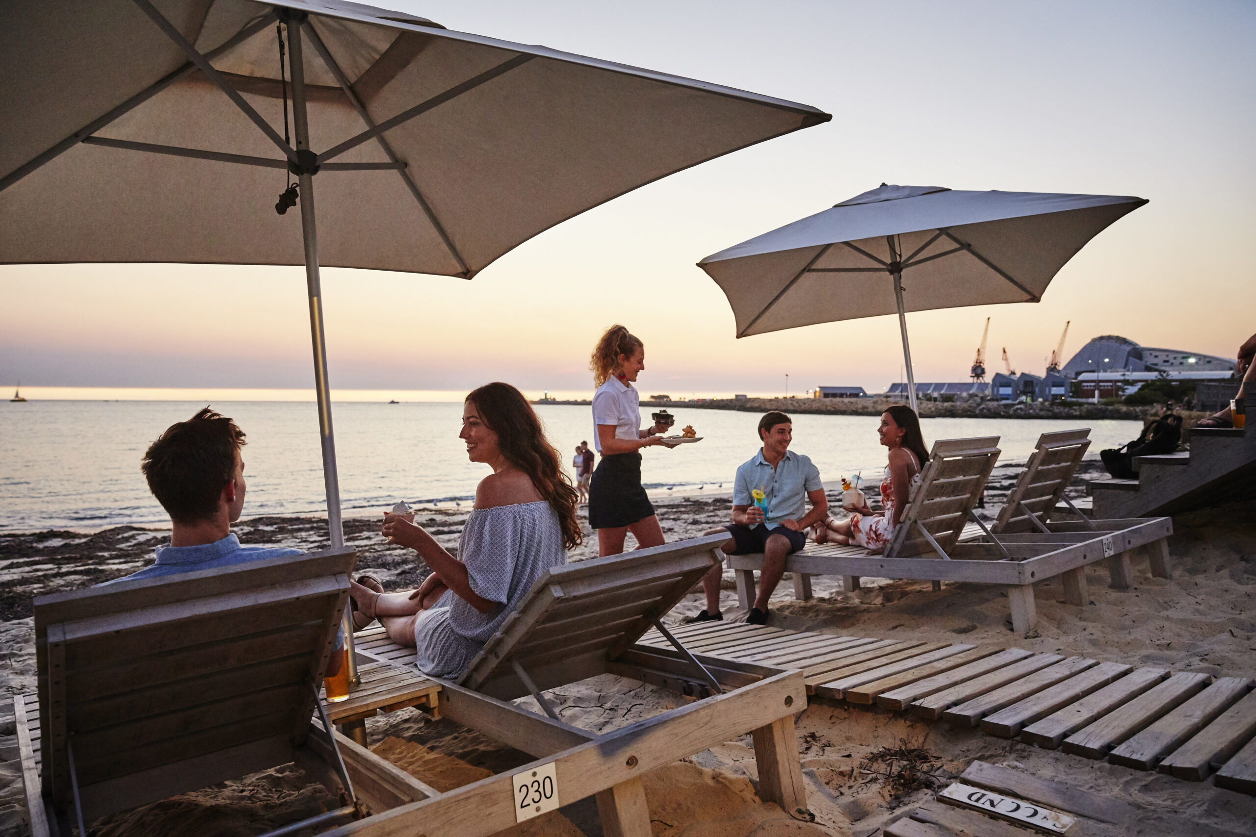 都会のビーチで夕日を見ながらチルタイム｜オーストラリア・パース