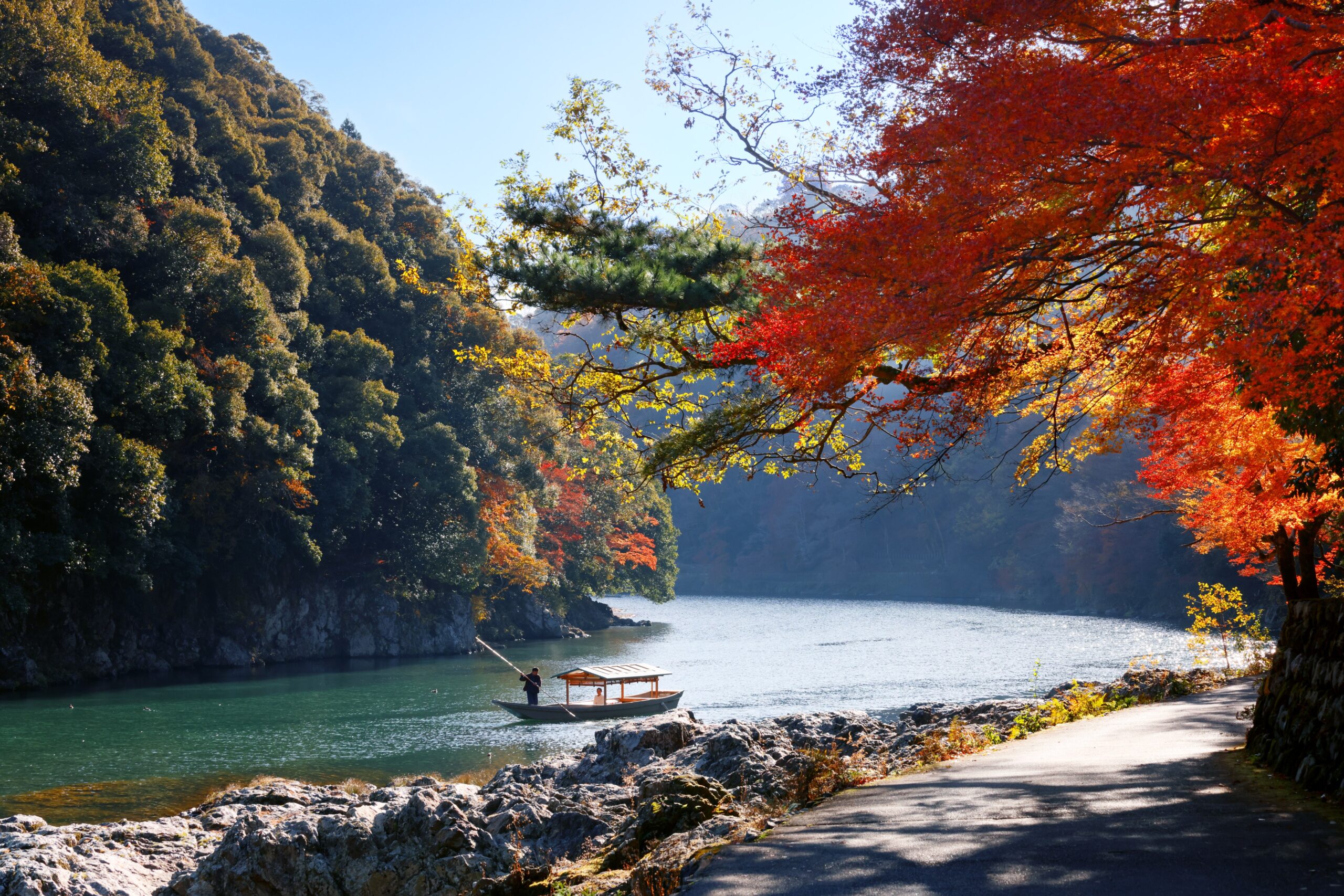 嵐峡の紅葉を楽しむことができる専用の屋形舟｜星のや京都
