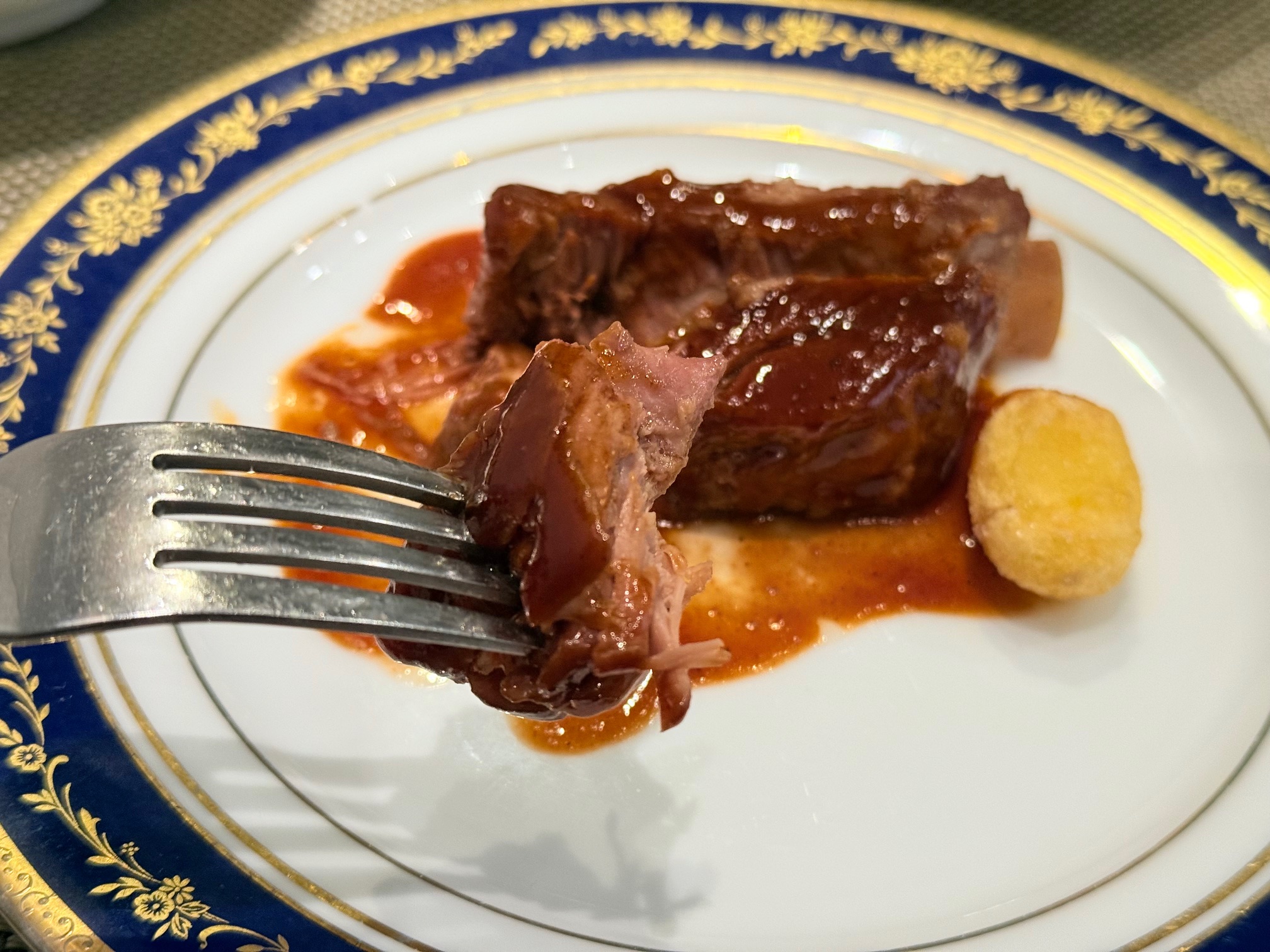 ライブキッチン・フェリオ特製スペアリブのバーベキューソースのお肉｜リーガロイヤルホテル東京