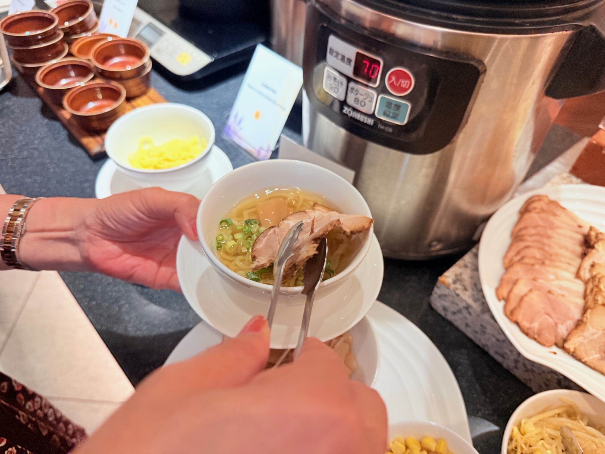グランドニッコー東京台場「北海道フェア」自分で作る北海道ラーメンチャーシューを乗せる