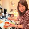 グランドニッコー東京台場「北海道フェア」ディナービュッフェで６０代ままリン、サーモンいくら丼ぶりを作る