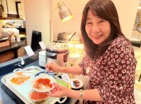 グランドニッコー東京台場「北海道フェア」ディナービュッフェで６０代ままリン、サーモンいくら丼ぶりを作る