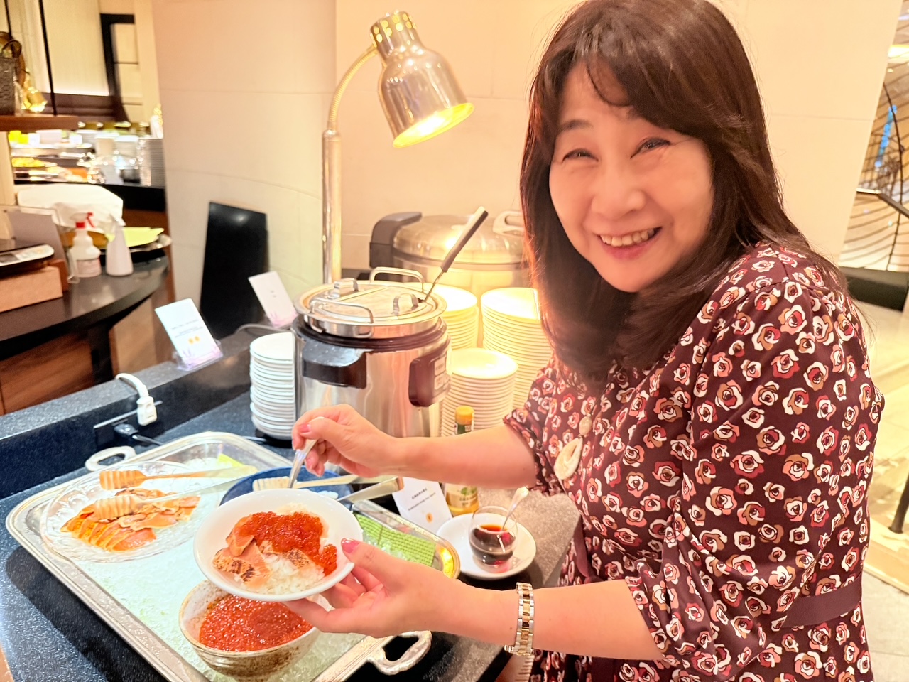 グランドニッコー東京台場「北海道フェア」ディナービュッフェで６０代ままリン、サーモンいくら丼ぶりを作る