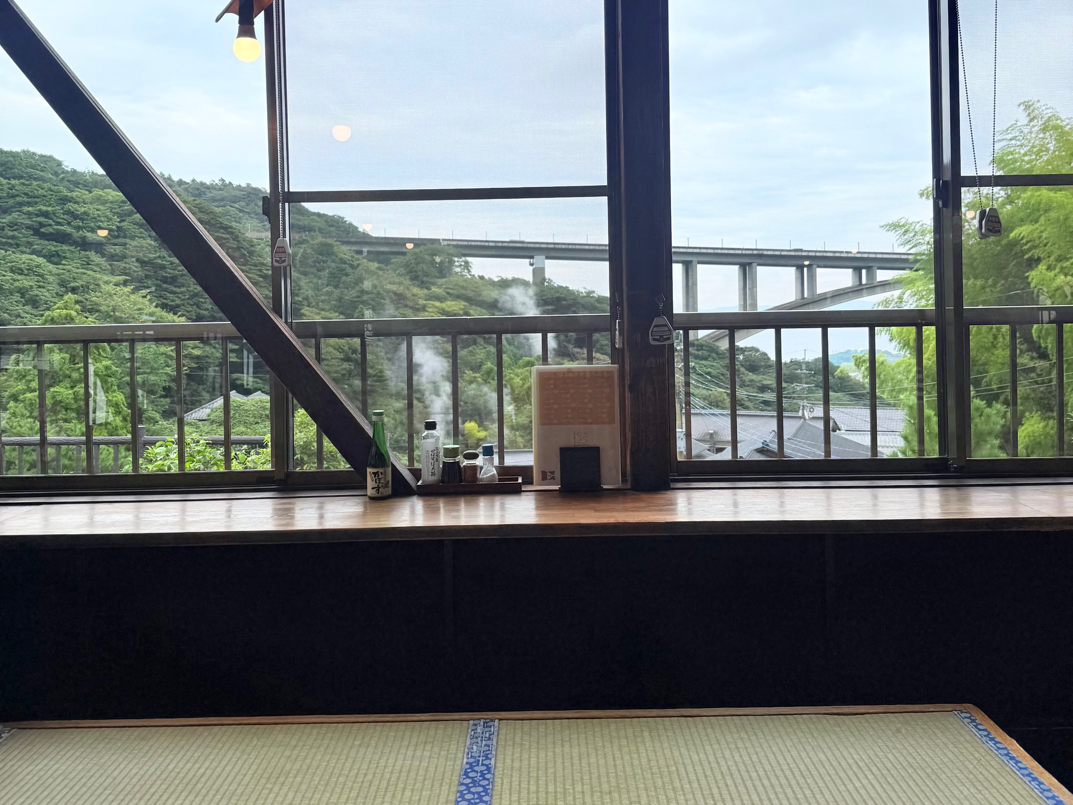 大分・別府「岡本屋売店」の畳の席からの眺め