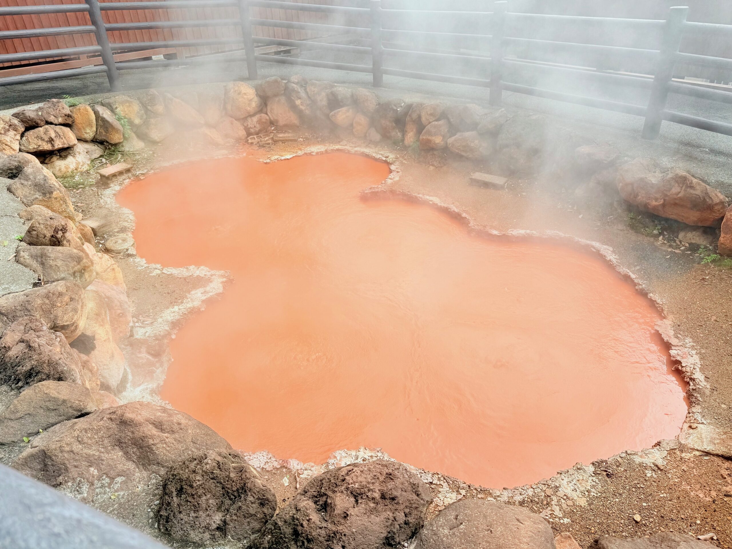大分・別府名物「地獄めぐり」かまど地獄かまど六丁目の赤い温泉