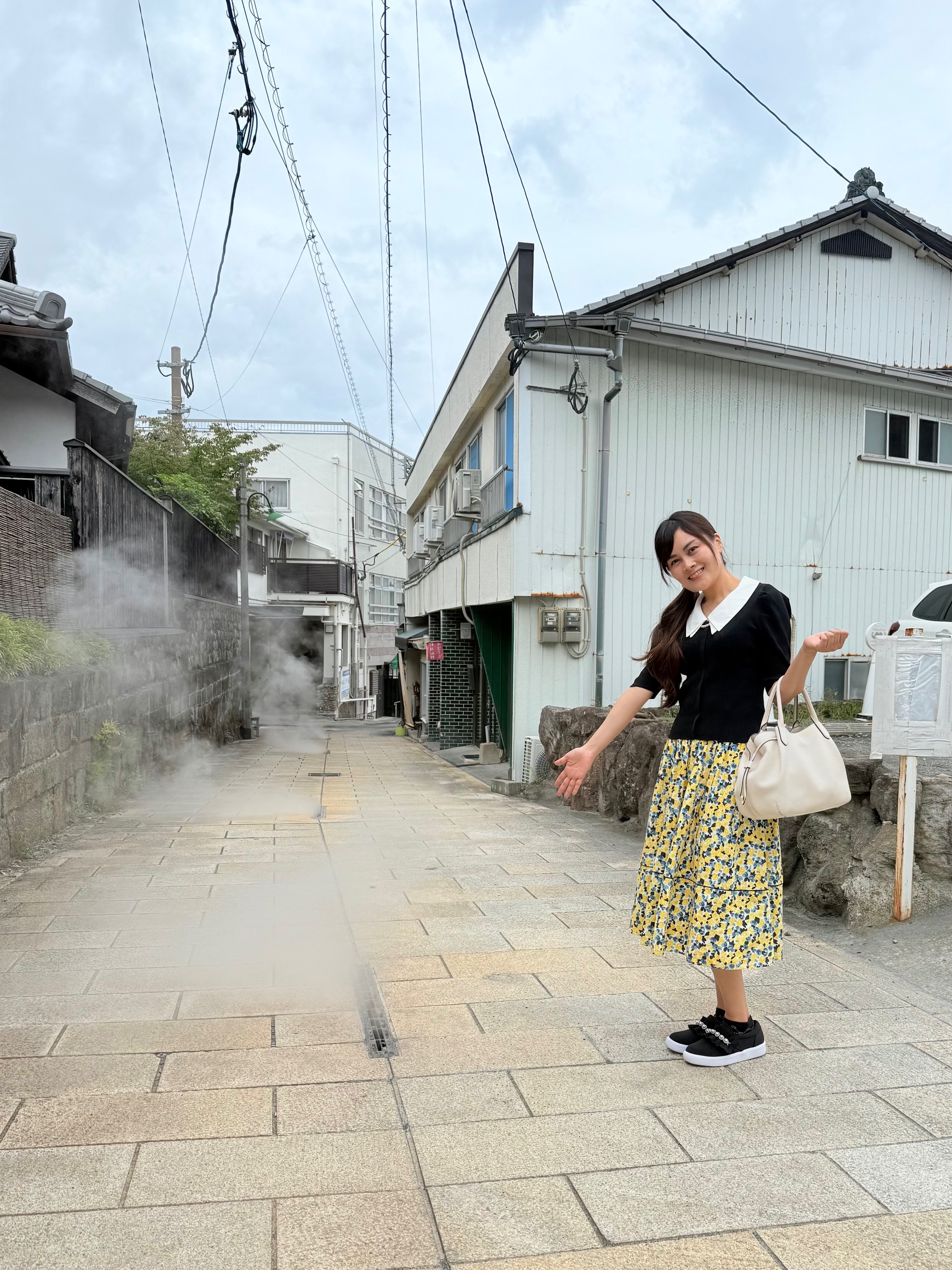 大分別府で見つけた道路から湯けむり