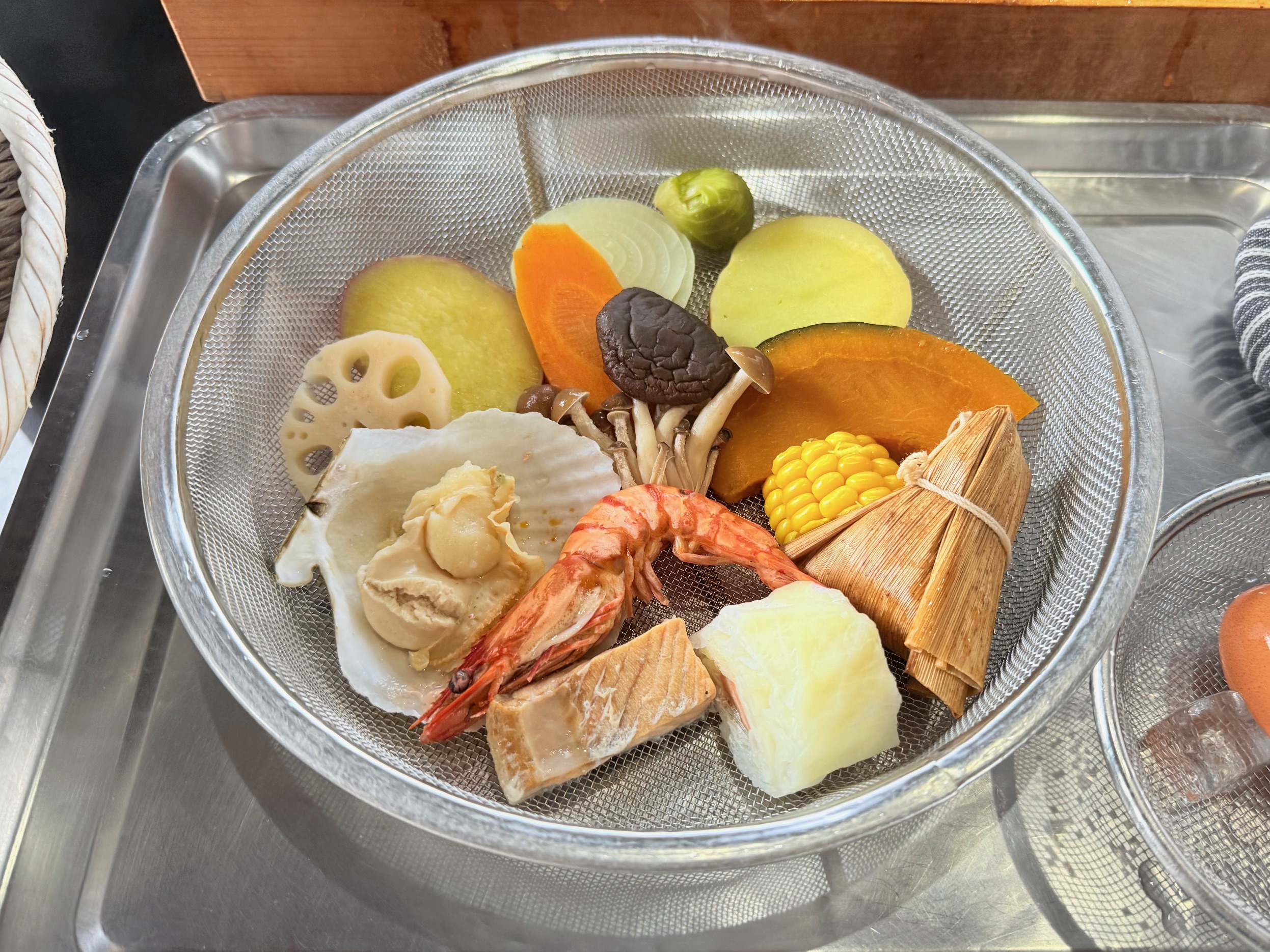 地獄蒸し工房鉄輪で地獄蒸し体験。蒸した食材