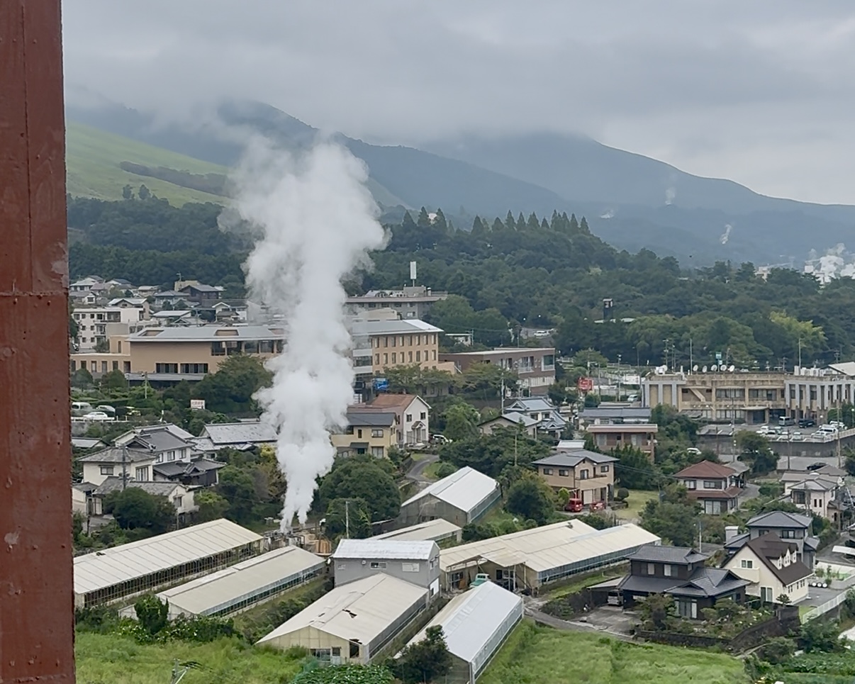 大分・別府ガレリア御堂原客室ベランダからの景色。湯けむり