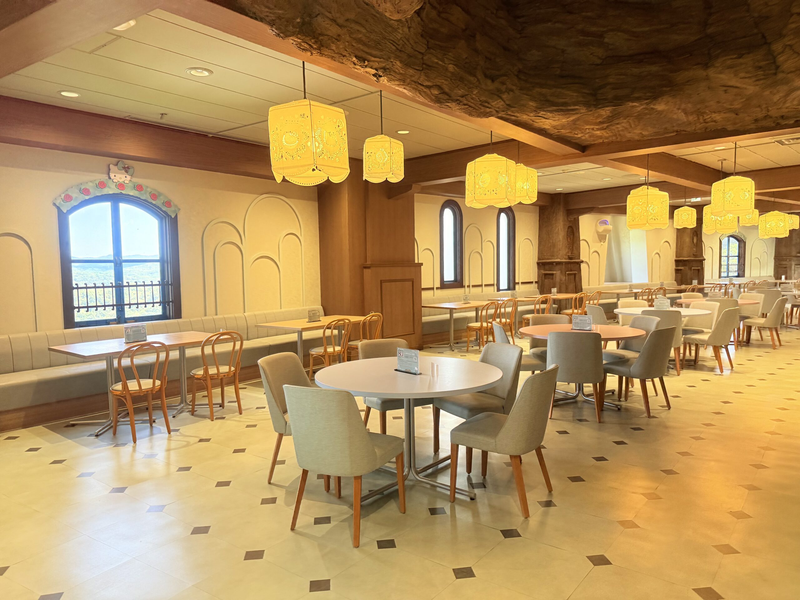 大分ハーモニーランドのレストラン「ハーベスとテーブル」の店内