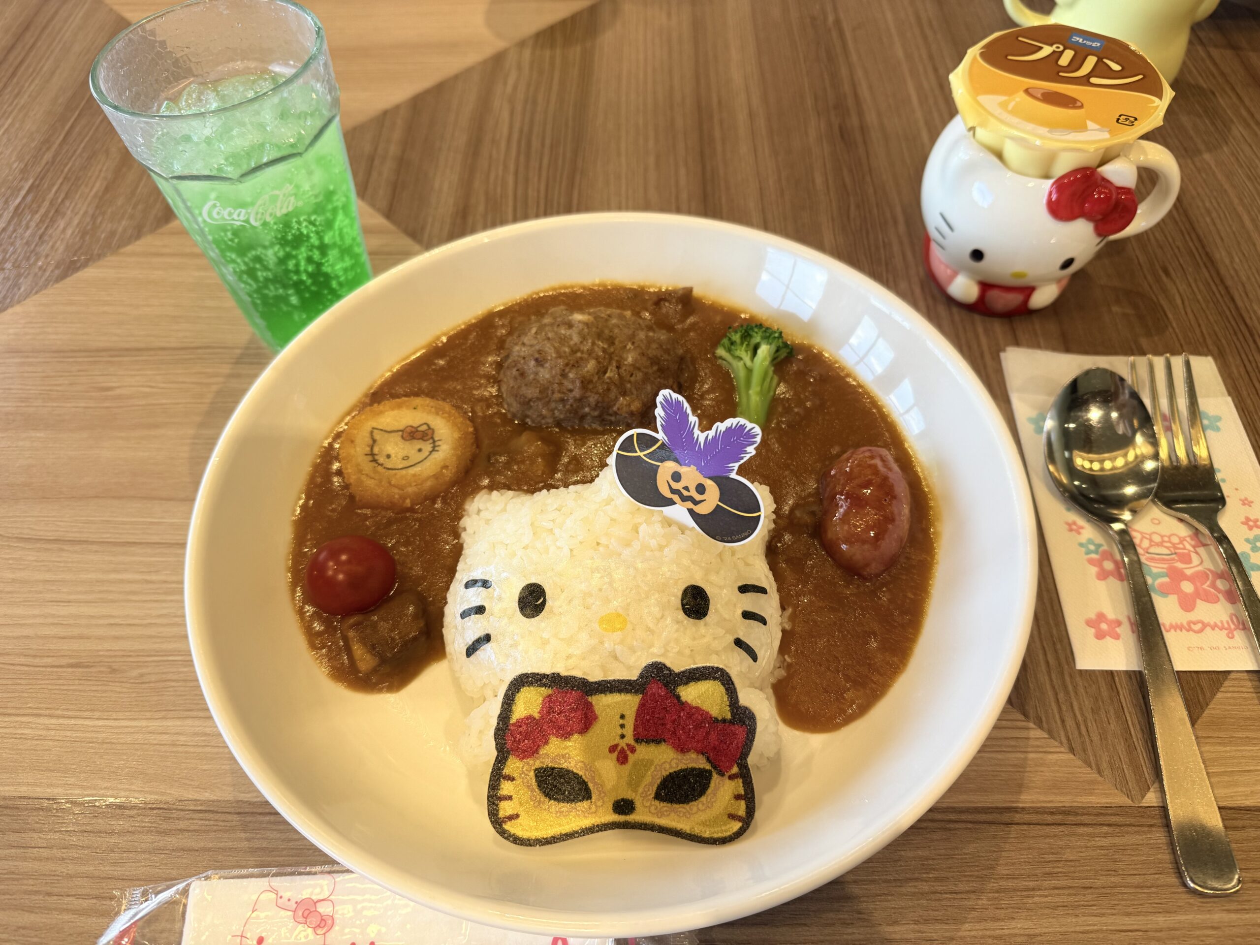 大分ハーモニーランドのレストラン「ハーベスとテーブル」でキティカレー